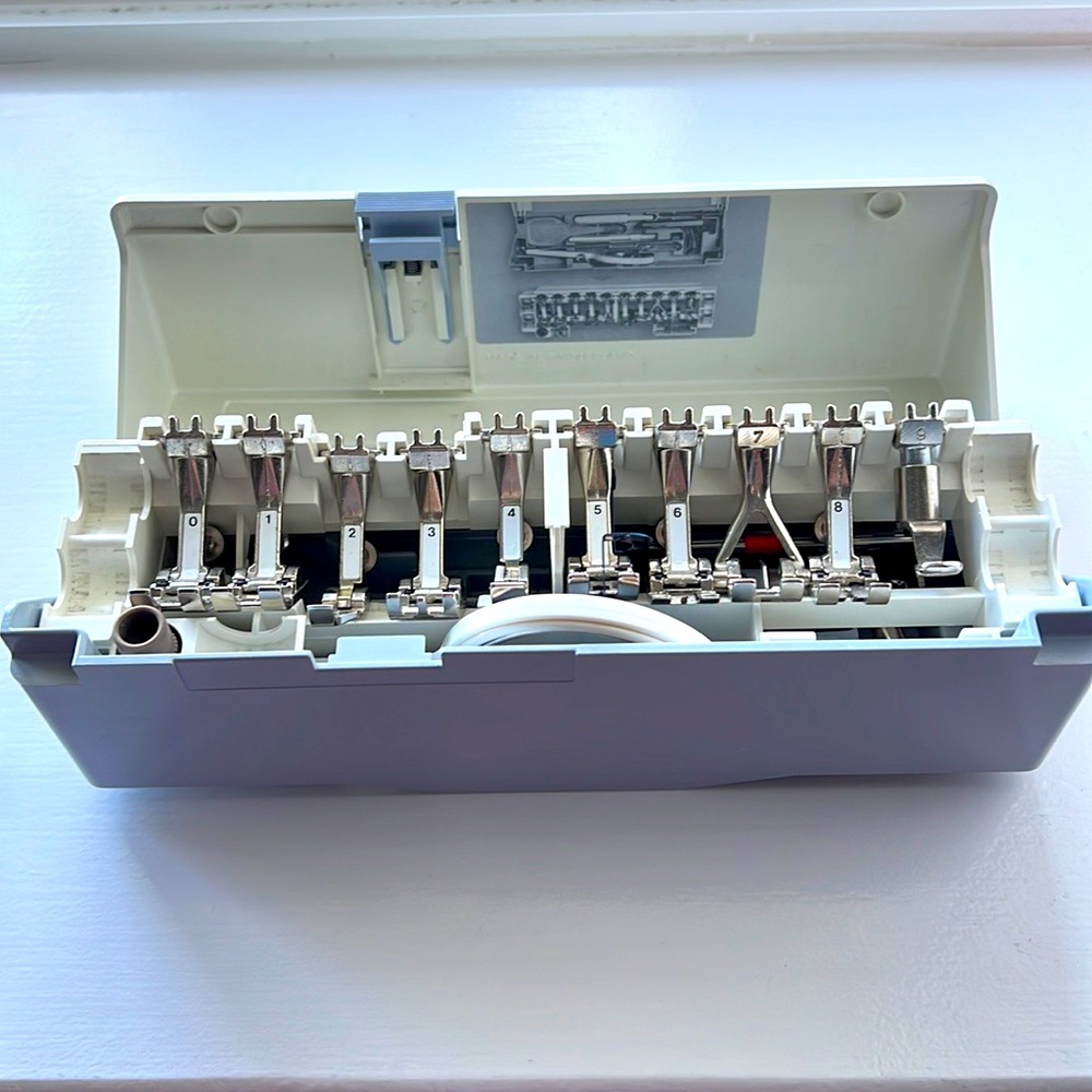 Bernina 1030 supplies box
